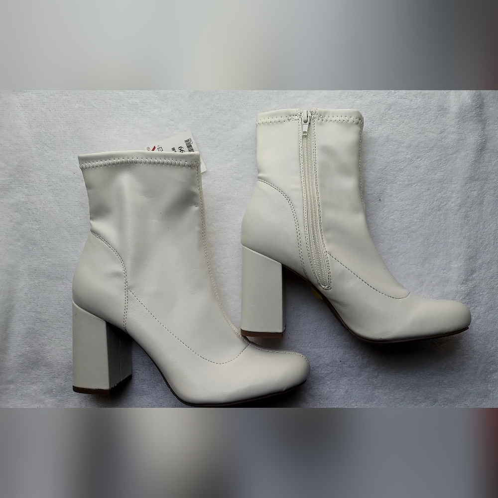 NWT Womens White Booties Size 9